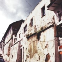Fachada de la casa de Mónica Moreira y José María Sáez ubicada en el Centro Histórico de Quito antes de la intervención.