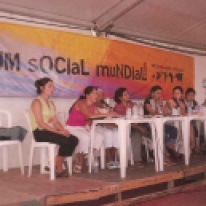 Charna Furman - Goda, la presidenta de MUJEFA presentando la experiencia en el Foro Social Mundial, Porto Alegre, 2003.